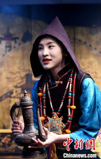 圖為西藏自治區(qū)級非遺項目——山南浪卡子縣的羊卓服飾。　李林 攝