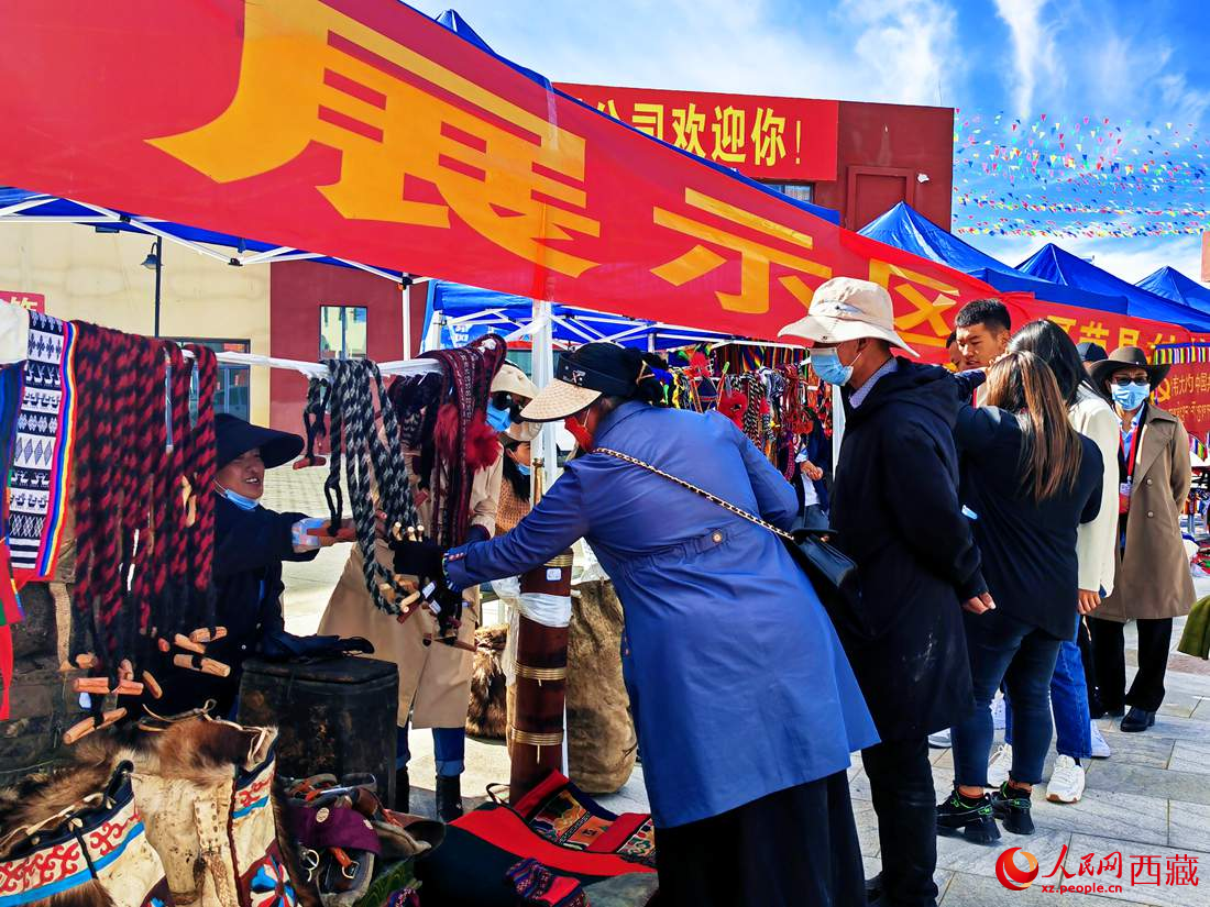 技能大賽現(xiàn)場引來不少客戶。人民網(wǎng) 李海霞攝