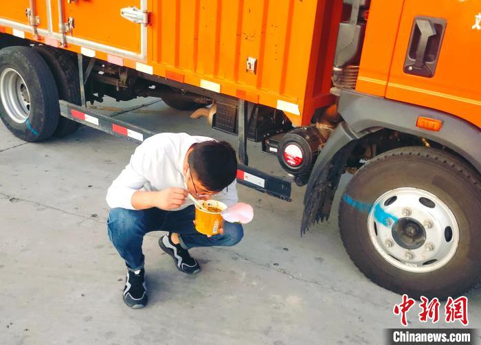 由于沿路疫情原因，閆光宇和朋友只能在服務區(qū)簡餐。　鄭朋 攝