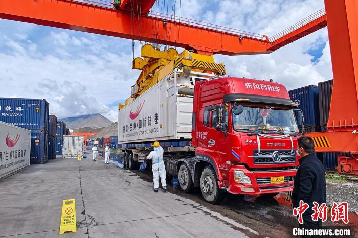 援助物資卸車現(xiàn)場?！F青藏集團有限公司拉薩車務(wù)段 供圖