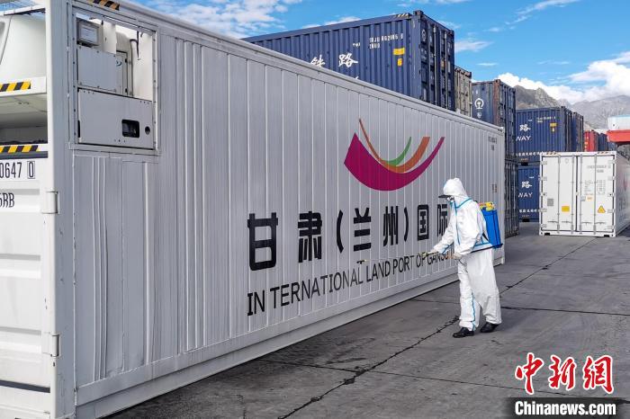 9月9日，甘肅省援助拉薩700噸生活物資“乘冷鏈專列”抵達拉薩。　國鐵青藏集團有限公司拉薩車務(wù)段 供圖