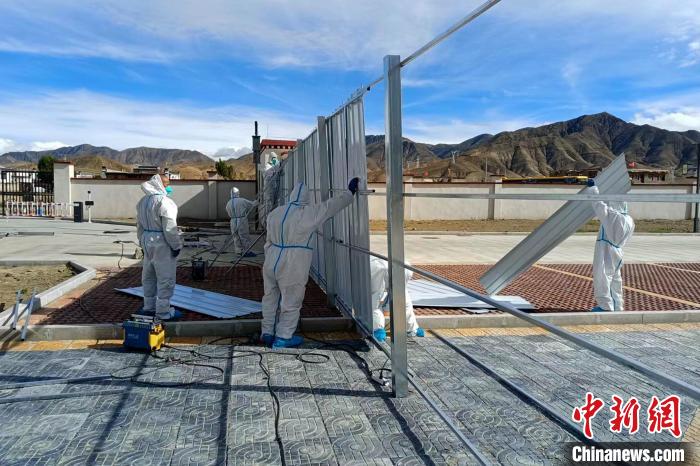 西藏金塔建設(shè)集團(tuán)有限公司職工支援日喀則方艙建設(shè)?！∈茉L者供圖