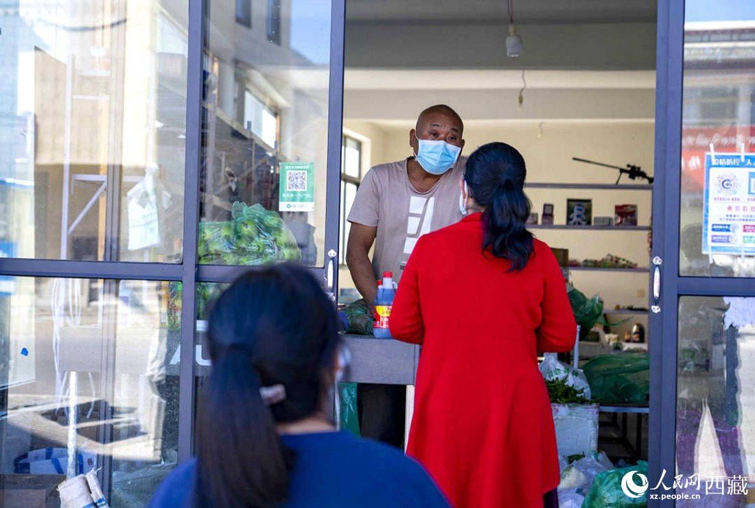市民們有序排隊購買早餐。人民網(wǎng) 次仁羅布攝