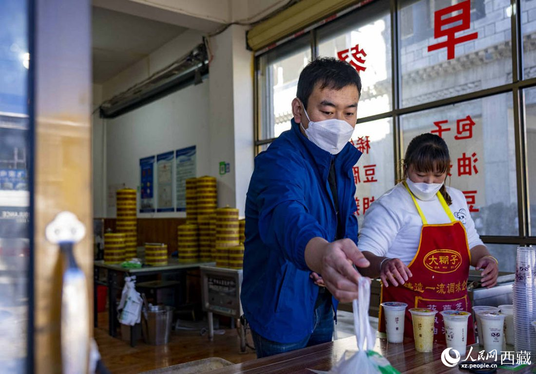 市民購買早餐。人民網(wǎng) 次仁羅布攝