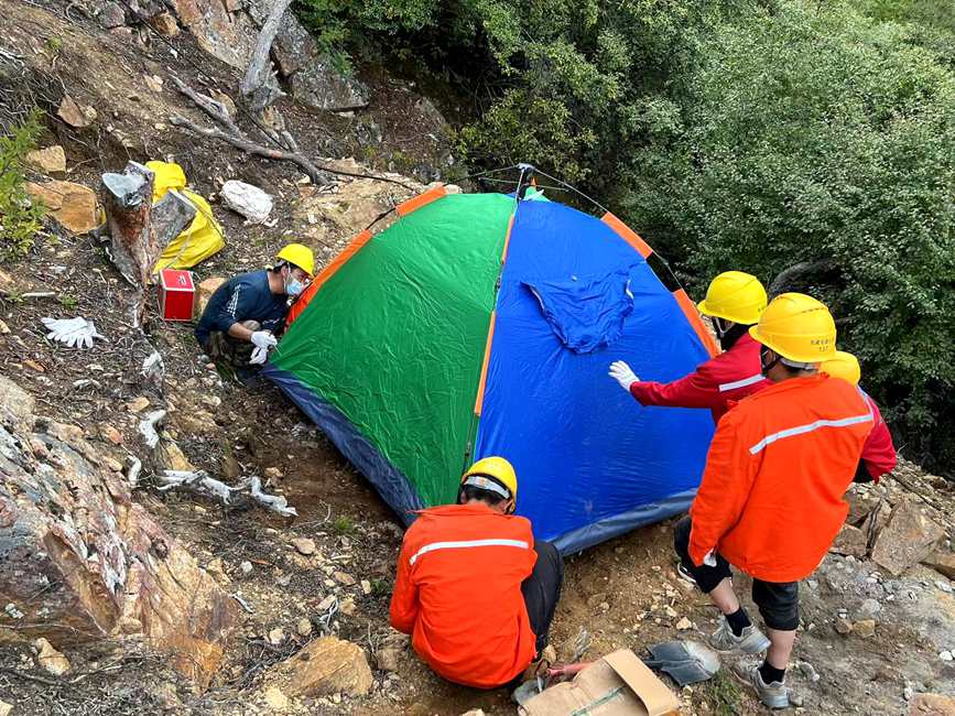 9月15日，電力施工人員正在施工點(diǎn)附近搭建暫居帳篷。白瑪多吉攝