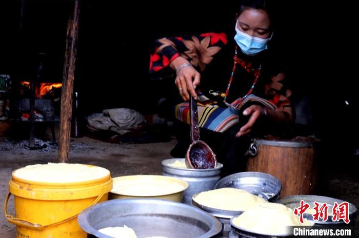 圖為牧民正在制作酥油。　日喀則文聯(lián)供圖
