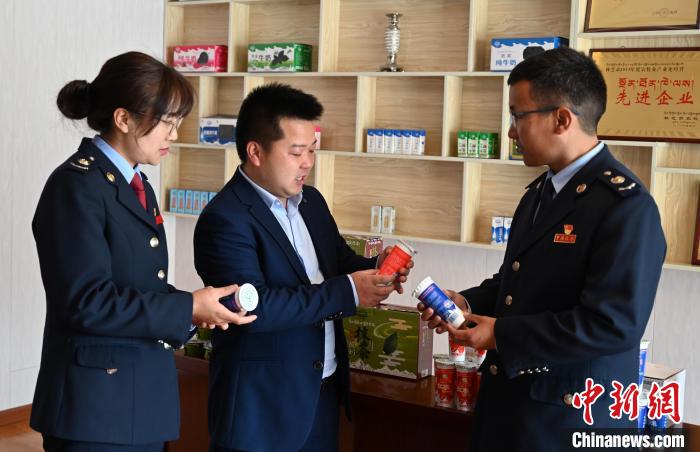 圖為林芝稅務(wù)部門上門了解企業(yè)情況，并宣講稅收政策。資料圖 趙朗 攝