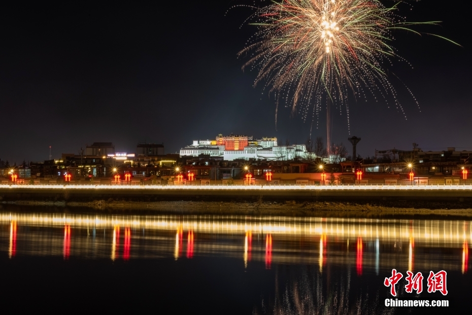 資料圖為2022年3月1日，拉薩迎來藏歷新年“古突夜”，煙花與被燈光照亮的布達拉宮交相輝映。 <a target='_blank' href='/'><p  align=