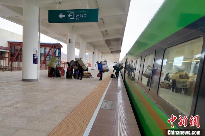 乘客乘復(fù)工專列抵達日喀則。　拉薩車務(wù)段 供圖