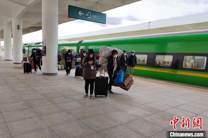 10月6日，乘客乘復(fù)工專列抵達日喀則。　拉薩車務(wù)段 供圖