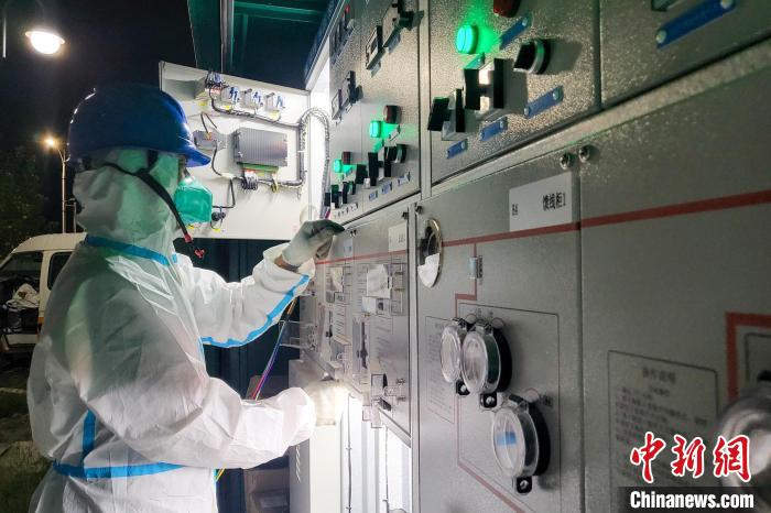 西藏電力部門(mén)順利完成方艙醫(yī)院供電設(shè)備安全可靠接入?！⊥醮箫w 攝
