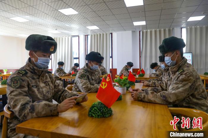 圖為阿里軍分區(qū)某邊防團組織官兵通過手機收聽收看二十大開幕盛況。　劉曉東供圖