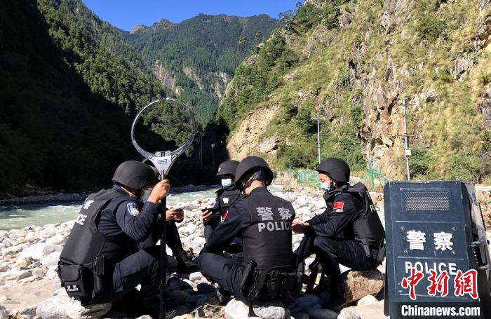 圖為西藏吉隆出入境邊防檢查站移民管理警察在中尼邊境巡邏途中收看二十大開幕直播?！」陆y(tǒng) 攝