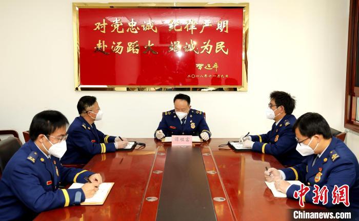 圖為西藏森林消防總隊在二十大開幕會結束后組織學習討論。　西藏森林消防總隊供圖