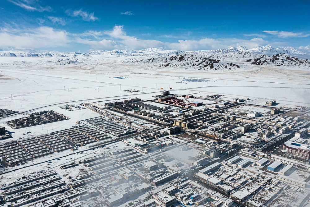 西藏阿里地區(qū)改則縣迎來初雪，銀裝素裹，美如畫卷。