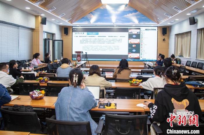 圖為論壇會議現(xiàn)場?！⊥瑬|放 攝