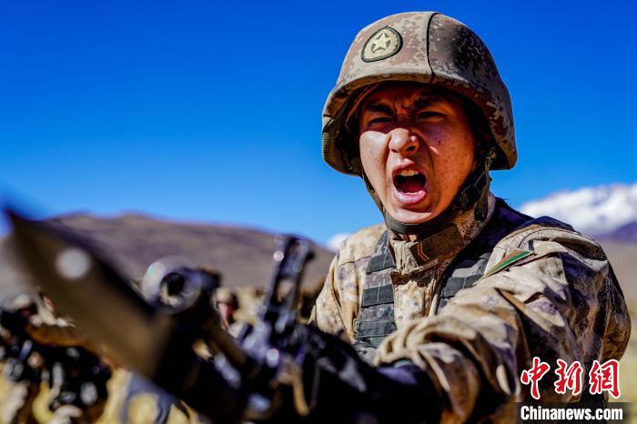 官兵正在進(jìn)行刺殺操訓(xùn)練?！∥鞑厣侥宪姺謪^(qū)某團(tuán)供圖