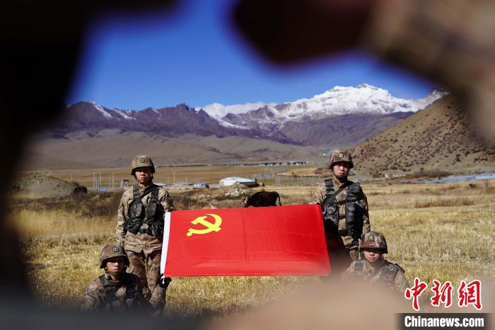 指導(dǎo)員楊磊帶領(lǐng)官兵重溫入黨誓詞?！∥鞑厣侥宪姺謪^(qū)某團(tuán)供圖