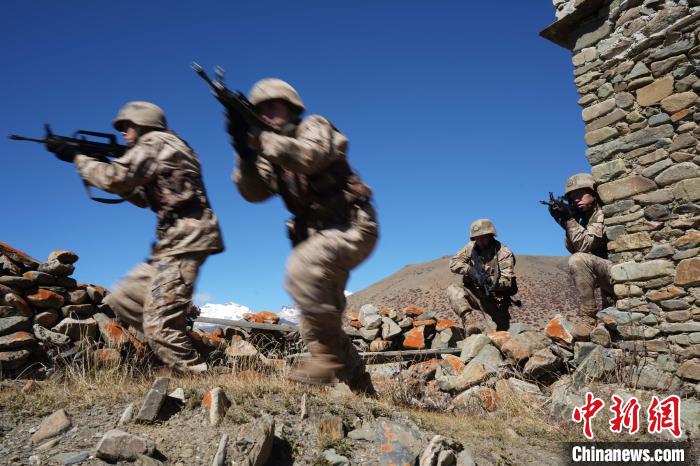 官兵正在進(jìn)行戰(zhàn)術(shù)綜合訓(xùn)練。　西藏山南軍分區(qū)某團(tuán)供圖