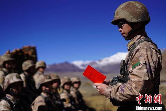 訓(xùn)練間隙，楊磊正在為官兵作宣講。　西藏山南軍分區(qū)某團(tuán)供圖
