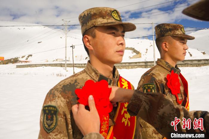 退伍老兵合照留念?！∥鞑厣侥宪姺謪^(qū)某團(tuán)供圖