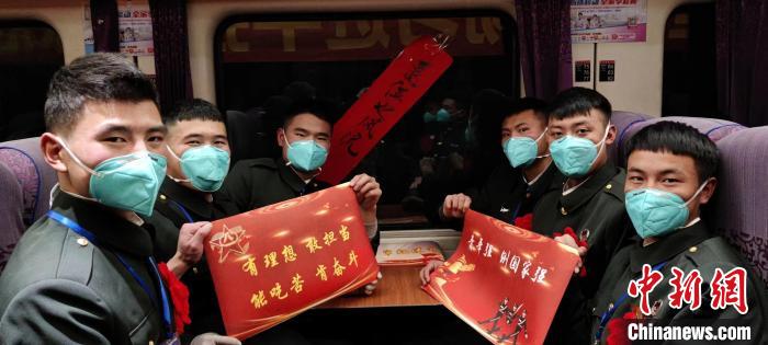 退伍老兵在退伍專列上合影留念?！∥鞑厣侥宪姺謪^(qū)某團(tuán)供圖