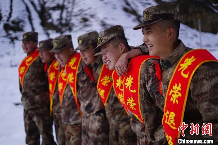 退伍老兵合照留念?！∥鞑厣侥宪姺謪^(qū)某團(tuán)供圖