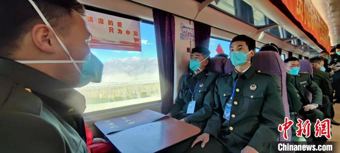 退伍老兵乘坐在退伍專列?！∥鞑厣侥宪姺謪^(qū)某團(tuán)供圖