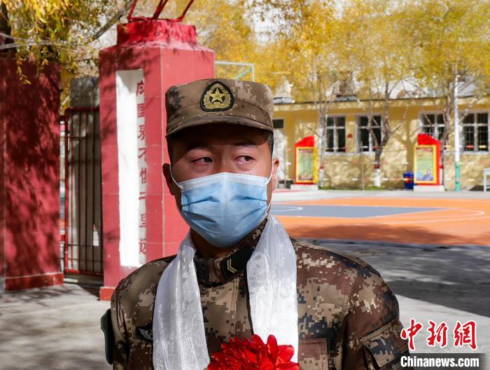 圖為什布奇邊防連退伍老兵臨別前再看一眼連隊?！詵| 攝