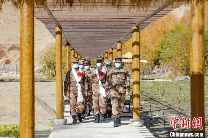 圖為什布奇邊防連退伍老兵臨別前再看一眼連隊?！詵| 攝