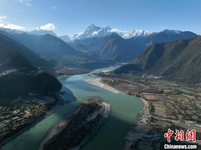 西藏林芝雅魯藏布大峽谷的雪山風(fēng)光。　董志雄 攝