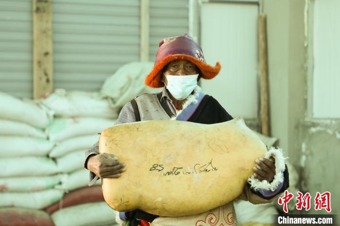 圖為茶措村牧區(qū)改革合作社酥油分紅現(xiàn)場?！∷骼嗜是?攝
