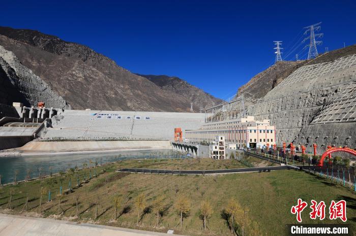 圖為金沙江上游蘇洼龍水電站?！⊥趵?攝