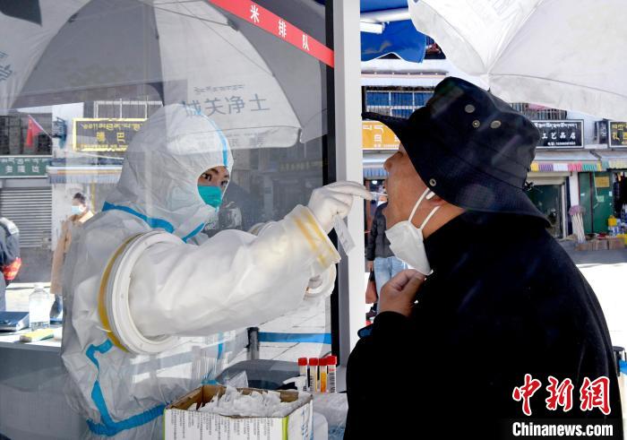 12月7日，拉薩市民正在進(jìn)行核酸檢測?！±盍?攝