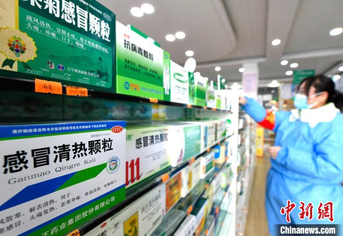 12月7日，拉薩宇拓路一藥店工作人員正在整理店內(nèi)的感冒類藥品?！±盍?攝