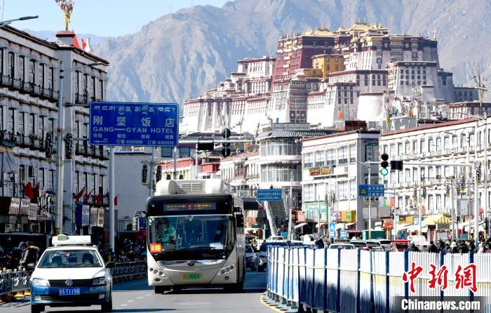 12月7日，一輛公交車從拉薩市城關(guān)區(qū)北京東路駛過?！±盍?攝