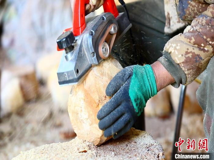 圖為手工藝人正在制作木碗。　德吉 　攝