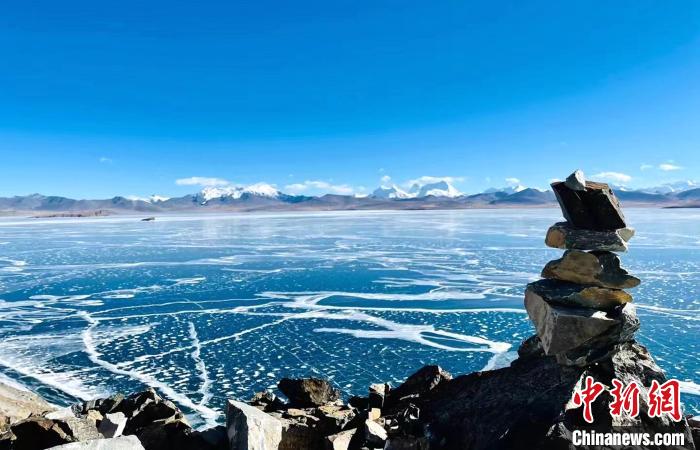 圖為普瑪江塘鄉(xiāng)境內(nèi)的雪山、冰湖美景?！±丝ㄗ涌h網(wǎng)信辦供圖