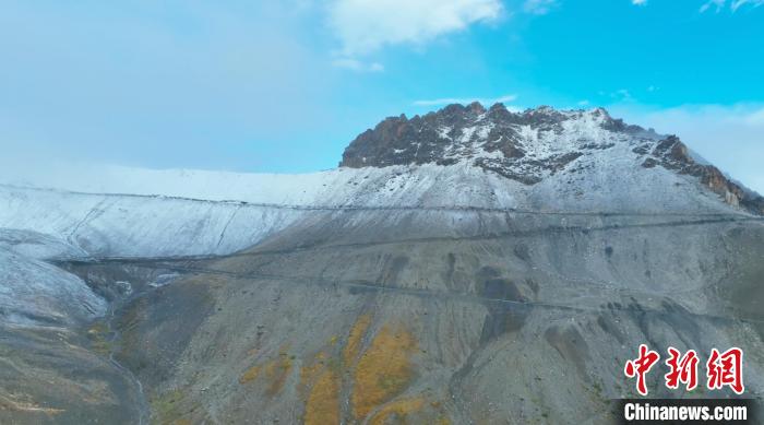 圖為邊壩縣降雪時夏貢拉山段路況?！∵厜慰h融媒體中心供圖