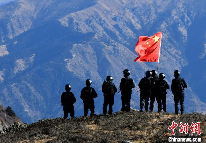 1月6日，移民警察在執(zhí)勤?！±盍?攝