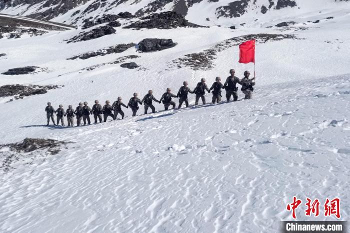 春節(jié)期間，西藏軍區(qū)山南軍分區(qū)某邊防團(tuán)官兵踏雪巡邊?！〉┰鰰x美 攝