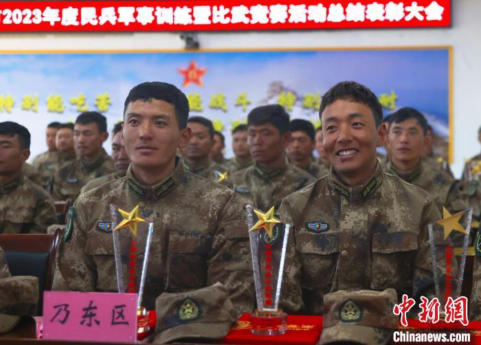 表彰大會(huì)上，獲獎(jiǎng)選手開心瞬間?！敲衫?攝