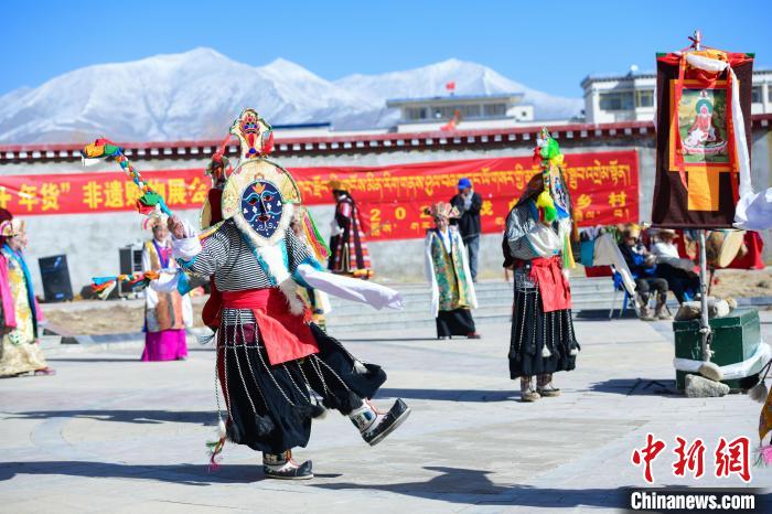 圖為藏戲非遺展演現(xiàn)場(chǎng)。　貢嘎來(lái)松 攝