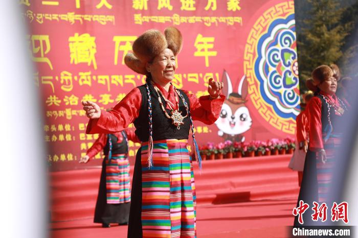 圖為藏歷新年活動現(xiàn)場?！埩?攝