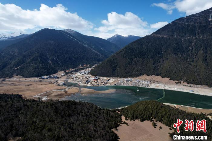 2月17日，西藏林芝魯朗小鎮(zhèn)。(無人機(jī)照片) 李林 攝
