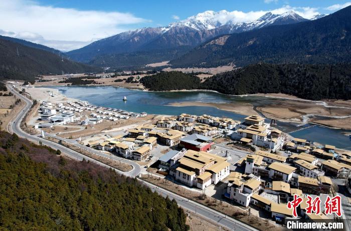 2月17日，西藏林芝魯朗小鎮(zhèn)。(無人機(jī)照片) 李林 攝