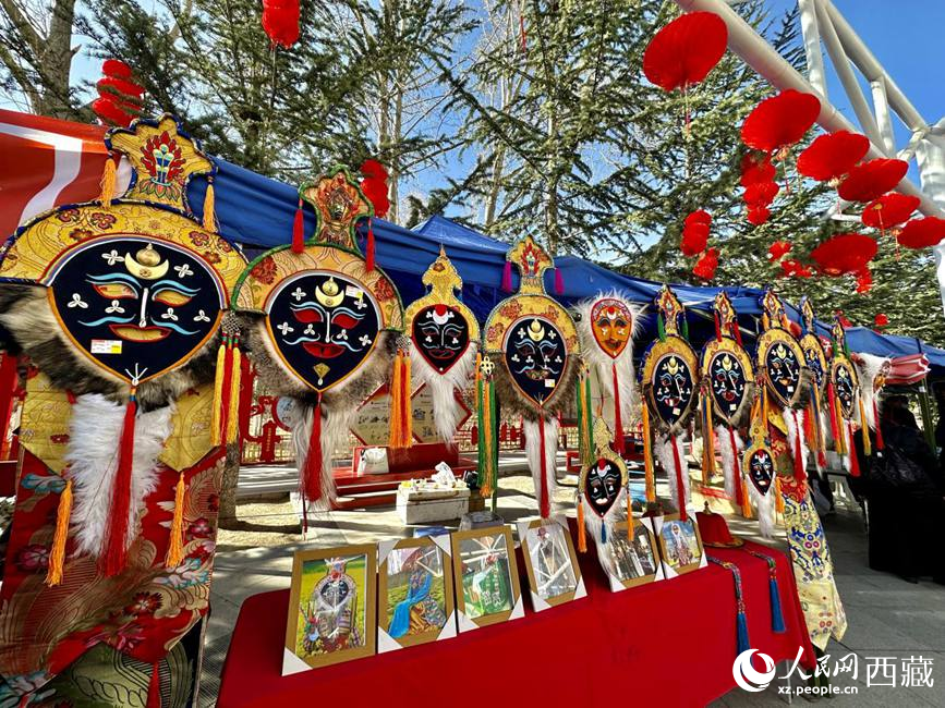 充滿藏元素的年貨節(jié)現(xiàn)場。人民網(wǎng) 次仁羅布攝