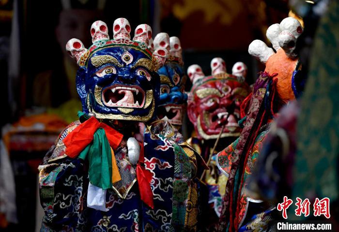 2月19日，楚布寺僧人們佩戴面具準(zhǔn)備參加跳神活動?！±盍?攝