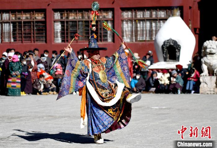 2月19日，楚布寺僧人參加跳神活動?！±盍?攝