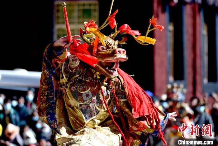 2月19日，楚布寺僧人佩戴面具參加跳神活動。　李林 攝